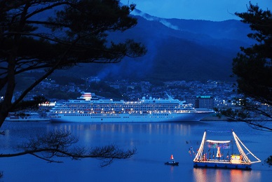 平成24年以来の1泊寄港となった8日(水曜日)夜の客船の写真