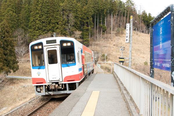 恋し浜駅に入構する電車の写真