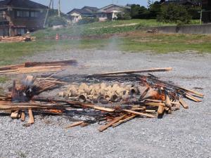 縄文土器製作会の野焼きの写真