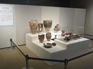 発掘された土器、皿などの展示物