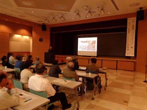 市民講座で講義を受ける人々