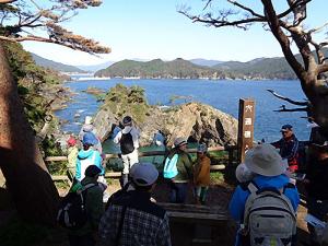 地質観察会の様子、海の前で講義