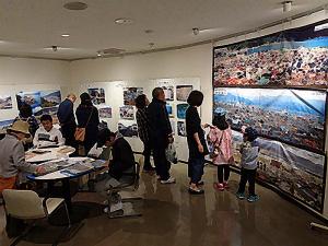 大津波写真展2019の様子、展示を見る親子