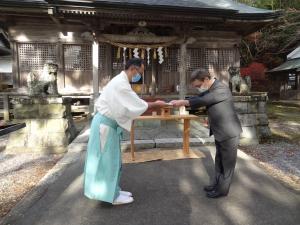 志田さんから武田企画政策部長に目録が手渡された