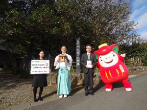 三面椿の前で記念撮影