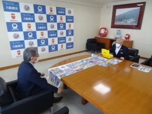長谷川洋一氏と戸田市長が机を挟んで会話する様子