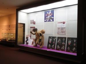 右から見た海と造形コーナー様子