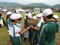 土器・石器などの遺物に触れながら学習する様子