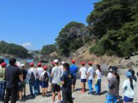 岩場などの地形を観察する様子