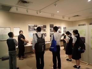 展示解説会の様子