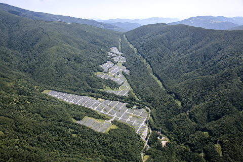 五葉山太陽光発電所を上空から撮影した写真です
