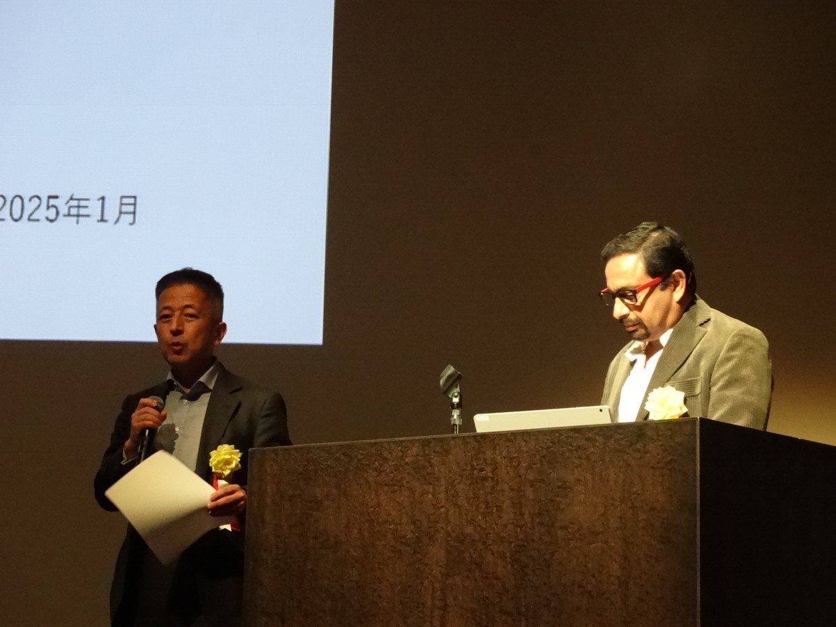 紺野雅也さんとピライ・アジュさんが発表している様子