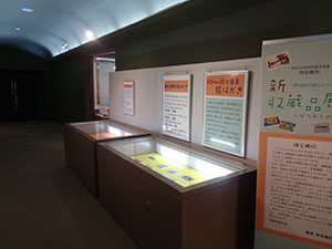 昭和や平成のなつかしい風景を示す絵はがきの展示の様子