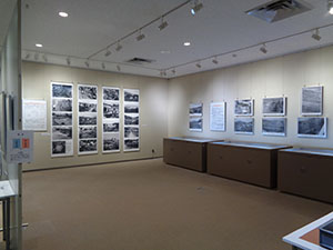 出土遺物や当時の様子を伝える写真展示の様子