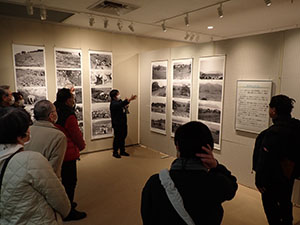 担当学芸員による展示解説会様子