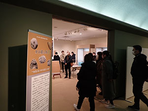 担当学芸員による展示解説会に向かう参加者の様子