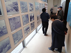「荒れ狂う海 津波」コーナー展示の様子