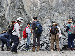 地質観察方法の講習の様子