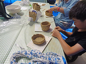粘土をこねて土器を作っている様子