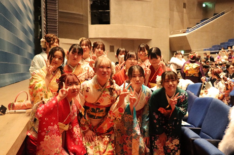再会を喜び合う参加者の様子写真