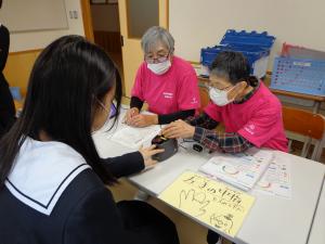 東高校での野菜摂取量測定会の様子