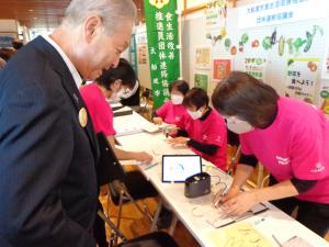 産業まつりでの野菜摂取量測定会の様子