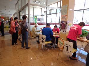 マイヤ大船渡店での野菜摂取量測定会の様子