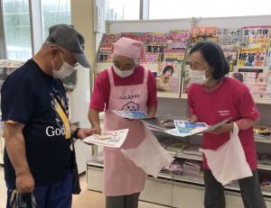 市内スーパーの店内で減塩についての普及啓発活動を行う様子