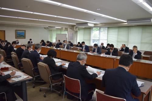 市から提言への対応について報告を受ける