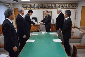 議長への提出の様子
