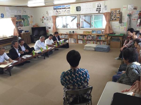 応急仮設住宅入居者等と意見交換の写真2