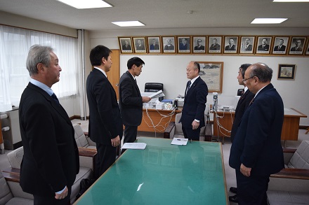 提言書を議長へ提出