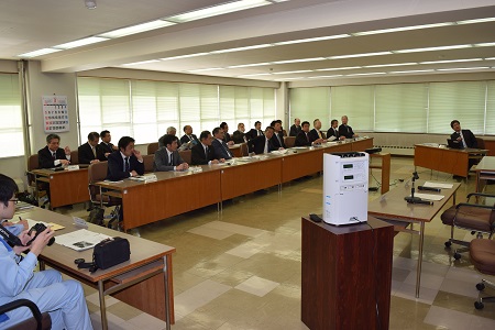 大船渡工場の事業展開について熱心に聞き入る