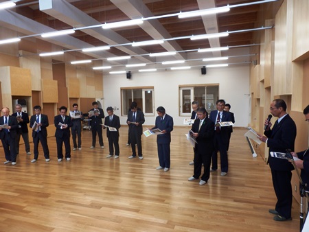 市政調査会で赤崎小中学校を視察1