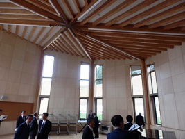市政調査会で赤崎小中学校を視察2