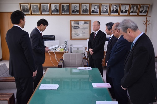 復興特別委員会でまとめた第1次提言書を市に提出しましたの写真2