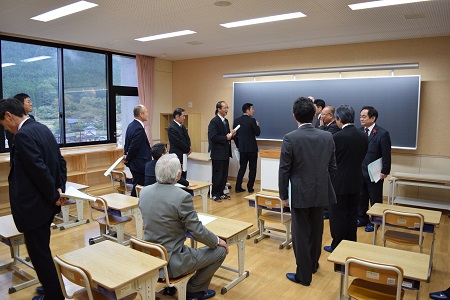 市政調査会で、越喜来小学校・越喜来こども園を視察しましたの写真1