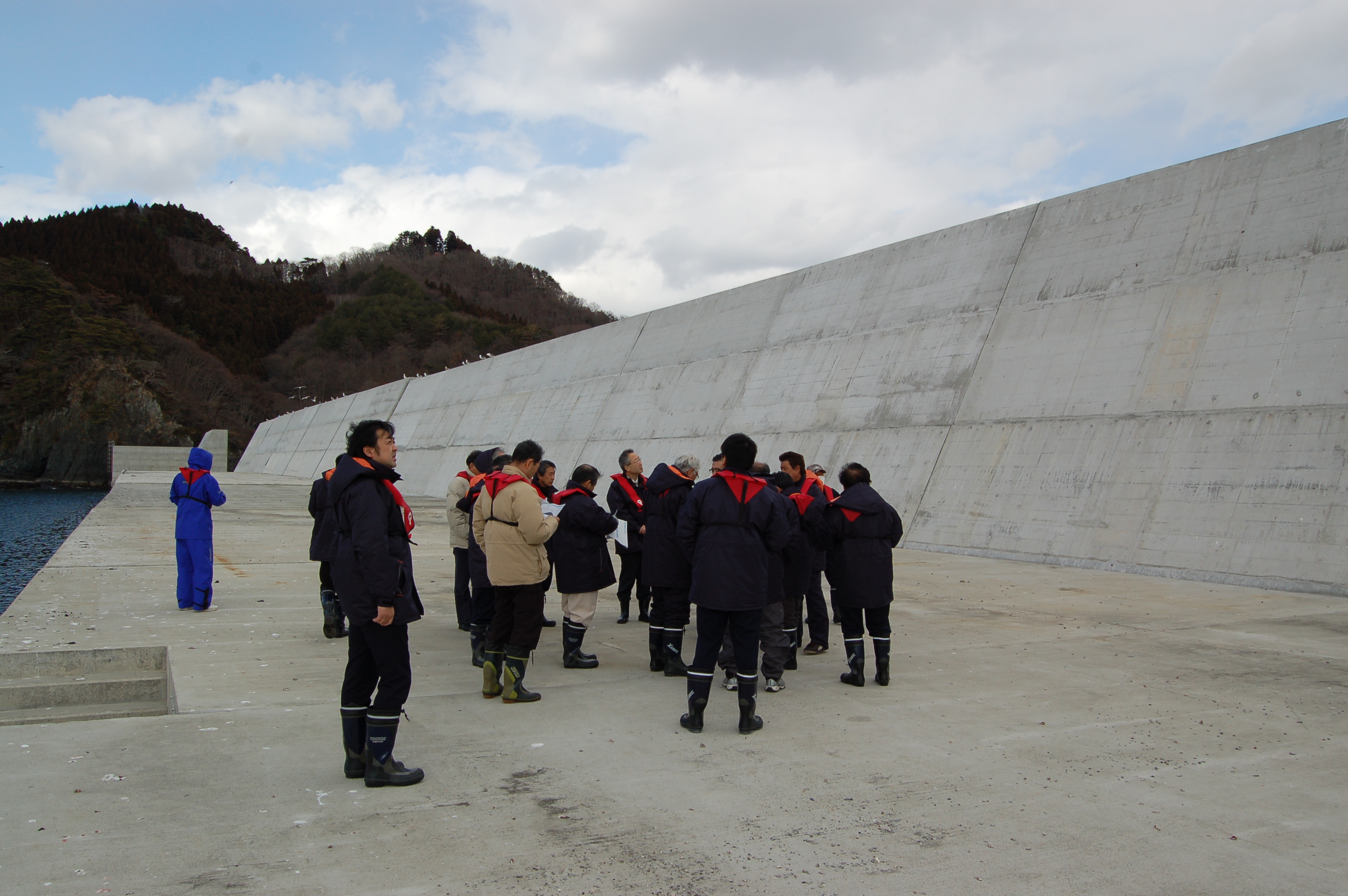 大船渡港湾口防波堤の現地視察の様子