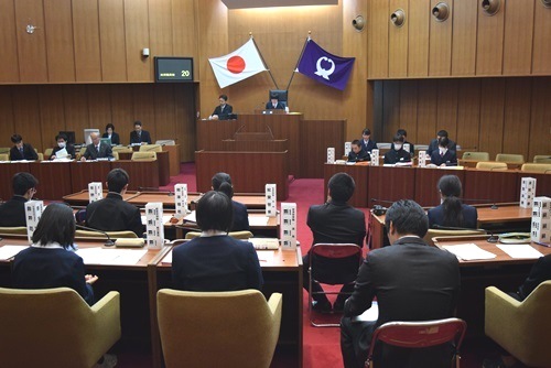 市内の中学生が議場で意見交換を行いましたの写真1