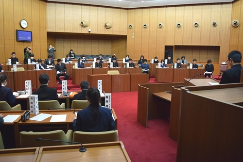 市内の中学生が議場で意見交換を行いましたの写真2