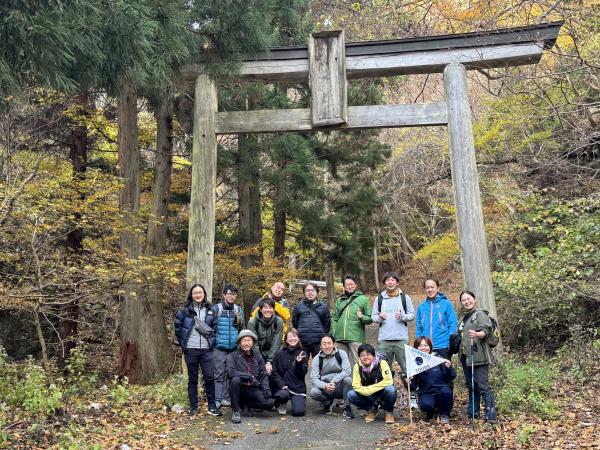 鳥居前での集合写真
