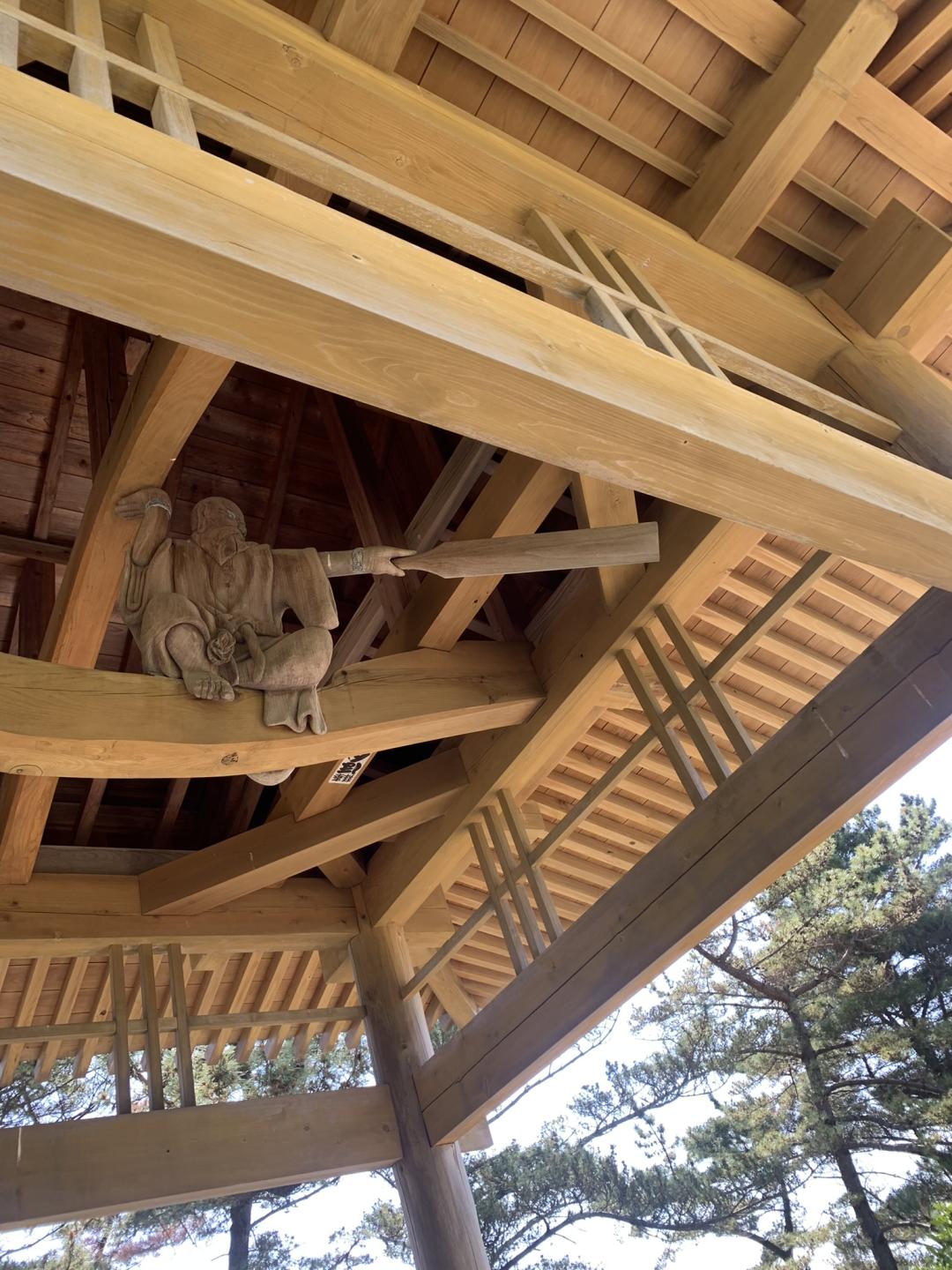 遊歩道の先にある碁石岬の東屋には海を指し示す「海神」がお住まいです。