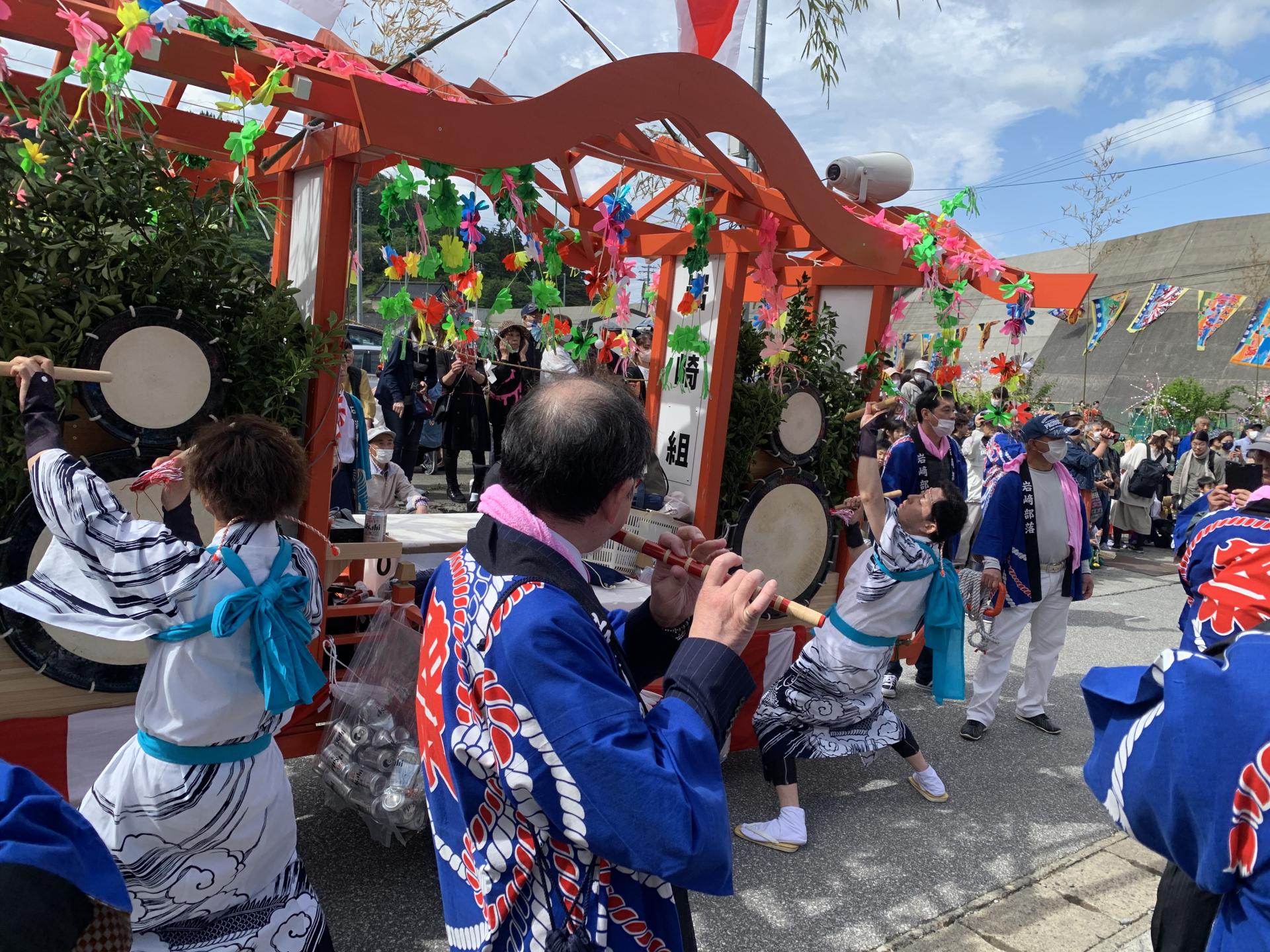 山車の周辺では笛や太鼓の音が鳴り響きます