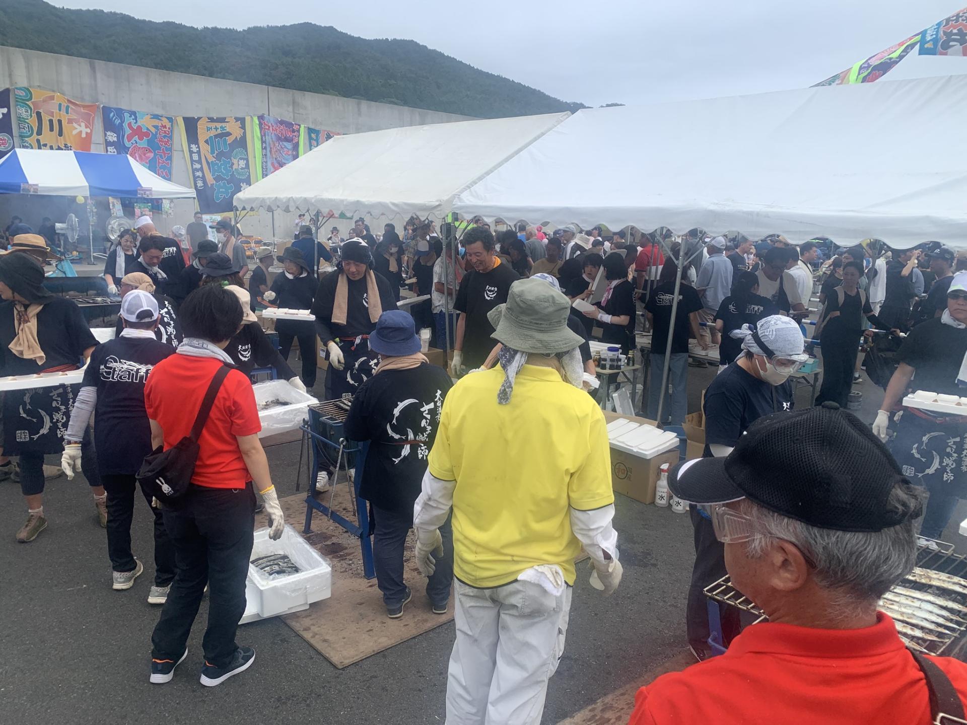 初さんま祭人気の「さんまの炭火焼き無料提供」コーナー